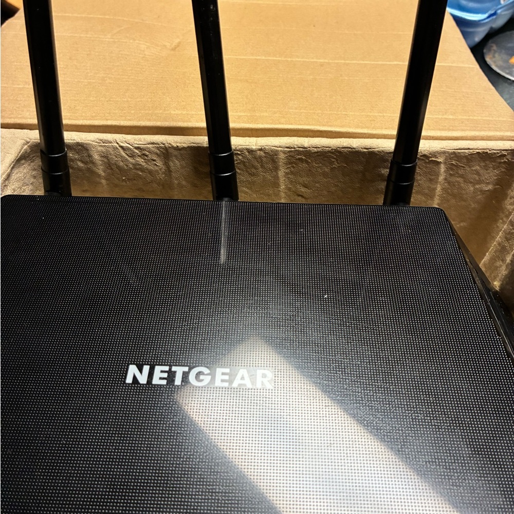NETGEAR Black Wireless Router with Antennas - Picture 8 of 12